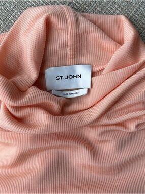 St. John Peach Ribbed Silky and very Lightweight Turtleneck Sz L